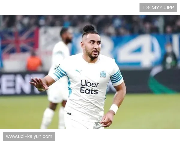 马赛球迷客场庆祝大胜，高歌支持球队争冠