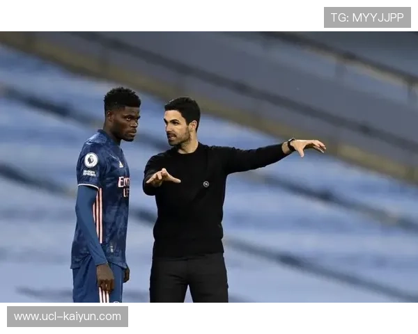 雨战致皮球运行轨迹异常,双方教练组频繁更换比赛用球 雨战致皮球运行轨迹异常,双方教练组频繁更换比赛用球